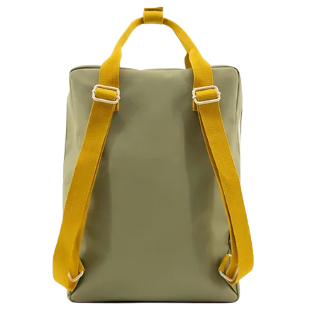 Mochila grande verde alças amarelas bolso envelope