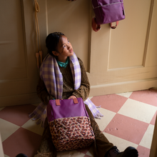 Carregar imagem no visualizador da galeria, Mochila grande florzinhas roxo